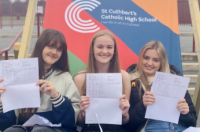 圣海伦斯圣卡斯伯特天主教高中的学生在收到GCSE成绩后庆祝