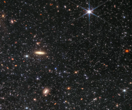 詹姆斯韦伯太空望远镜捕捉到一个闪闪发光的矮星系