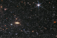 詹姆斯韦伯太空望远镜捕捉到一个闪闪发光的矮星系