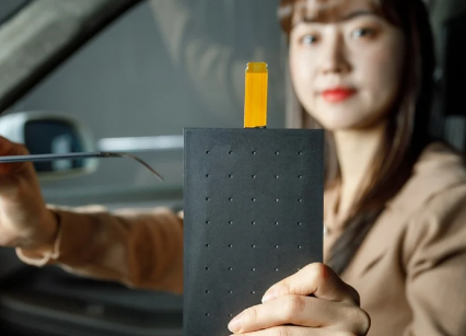 LG DISPLAY推出了一套薄如纸的扬声器专为安装在汽车内而设计