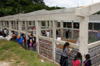 Lifetouch通过在危地马拉用回收塑料瓶建造一所学校来庆祝20多年的记忆任务