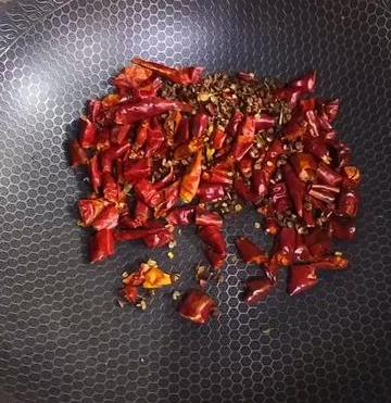 水煮肉片放辣椒面吗（水煮肉片啊,最后撒那个辣椒粉）