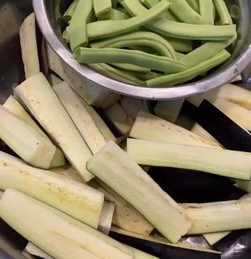 特别好吃的豆角烧茄子怎么做（特别好吃的豆角烧茄子）