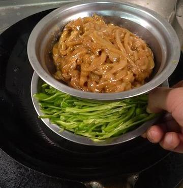 尖椒炒肉丝的食材（家常菜尖椒炒肉丝~~精彩美食、持续更新~~）