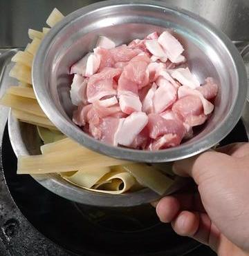 宽粉炖豆腐怎么做（豆腐宽粉肉片,在家这样炖,家里人都夸你是大厨~）