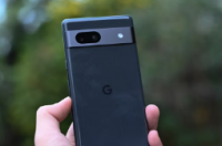 谷歌Pixel7a动手照片泄漏显示了一款熟悉的手机但带有升级的相机条