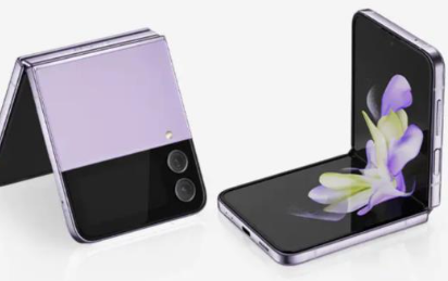 三星Galaxy Z Flip 4智能手机背面有双摄像头设置