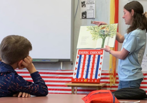 Liberty学生在当地小学的LiteracyAliveDay分享对阅读的热爱