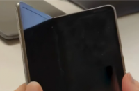 泄露的谷歌PixelFold视频显示带有粗边框的内部显示屏