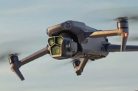 DJI的新Mavic3Pro三摄像头无人机起飞