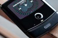 摩托罗拉折叠手机2022新款怎么装卡 摩托罗拉折叠手机大全