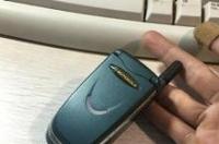 摩托罗拉v8什么时候上市的？现在市价多少？v9啥时候出的？v9只有酒红色？多钱？两者有什么区别？ 摩托罗拉v8088上市价格