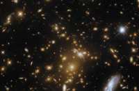 哈勃在天龙座发现透镜星系团