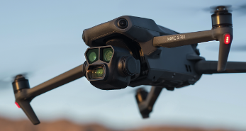DJI的Mavic3Pro是全球首款三摄像头无人机