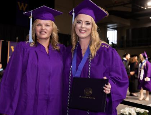 WIU高级成为她家中第16个从WIU毕业