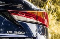 27.1万起，配2.0T/3.5V6发动机，2021雷克萨斯IS海外公布售价 is300 2021款