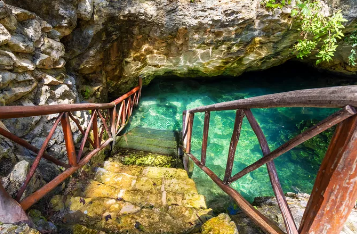 在墨西哥图卢姆探索美丽的Cenotes