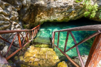 在墨西哥图卢姆探索美丽的Cenotes