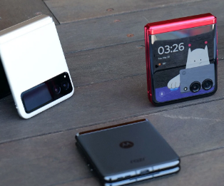 Moto Razr 2023动手实践标志性手机的两个有前途的可折叠更新