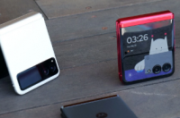 Moto Razr 2023动手实践标志性手机的两个有前途的可折叠更新