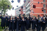 graduate, postgraduate, undergraduate的区别？ graduate