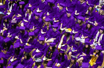 西伊利诺伊大学毕业春季2023