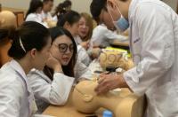 去美容学校学美容大概需要多少钱？ 美容培训班一般要多少钱