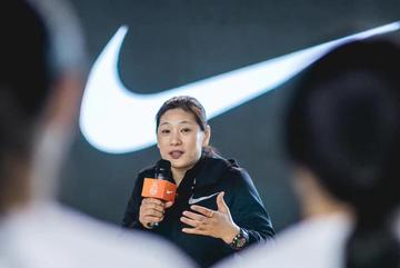 李昕，前中国女子篮球运动员、教练员