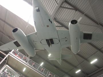 空空导弹，由飞机发射攻击其他空中目标的导弹