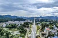 赣深高速铁路，连接江西省赣州市与广东省深圳市的高速铁路