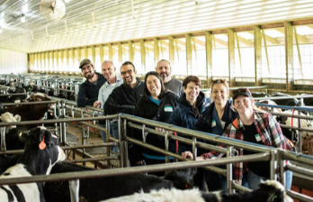 营养师在Veal org的2023年发现小牛肉之旅期间参观农场