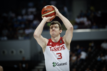 欧米尔·阿西克，前美国职业篮球运动员（NBA）