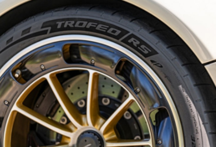 Pirelli P Zero Trofeo RS是一款满足公路和赛道需求的OEM轮胎