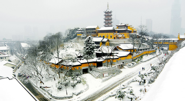 鸡鸣寺，中国江苏省南京市玄武区鸡笼山东麓上的寺庙