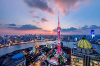 东方明珠广播电视塔，位于中国上海市的城市地标性建筑