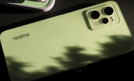 Realme C35智能手机在市场上很容易买到