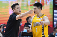 李京龙，CBA现役球员、前中国男篮球员李春江之子