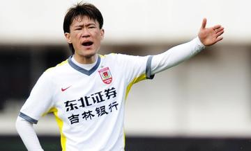 王栋，前中国足球运动员、教练员
