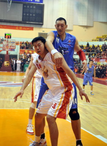 孙明明，前中国职业篮球运动员、CBA史上最高球员
