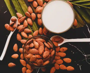 您有乳糖不耐症吗这里有5种牛奶替代品及其好处