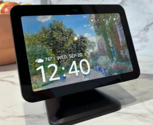 亚马逊Echo Show 8动手实践当您在房子里走动时屏幕会自动调整