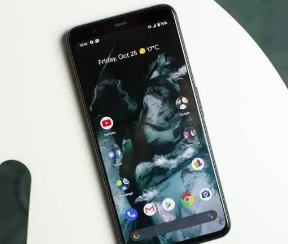配备6.1英寸显示屏的谷歌Pixel 8a渲染中的弧形设计表面