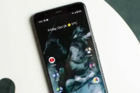 配备6.1英寸显示屏的谷歌Pixel 8a渲染中的弧形设计表面