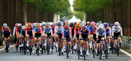 2023年UCI女子世巡赛在崇明岛的出租车上与赛车手一起享受赛车运动