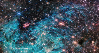 韦伯望远镜图像显示了我们银河系中心前所未有的混乱景象