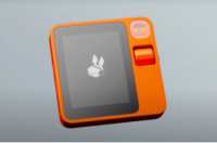 Rabbit R1是由Teenage Engineering联合设计的一款可爱的人工智能助手