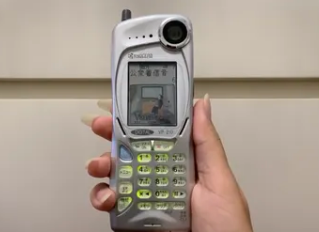 1999 年第一款拍照手机问世配备强大的0.11MP传感器