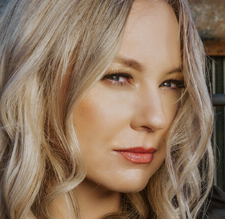 KRISTY COX首次登上BILLBOARD蓝草专辑榜榜首